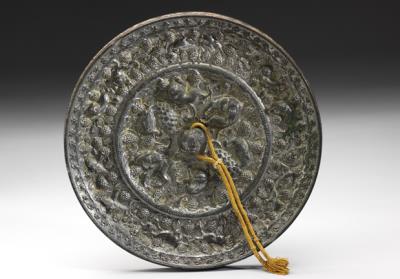 图片[2]-Bronze mirror with peacocks, dragons, lions, and grapevines, early to High Tang dynasty, 7th-8th century-China Archive